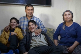 13 yaşındaki ikizler Kromozom 4q Delesyon Sendromu ile mücadele ediyor