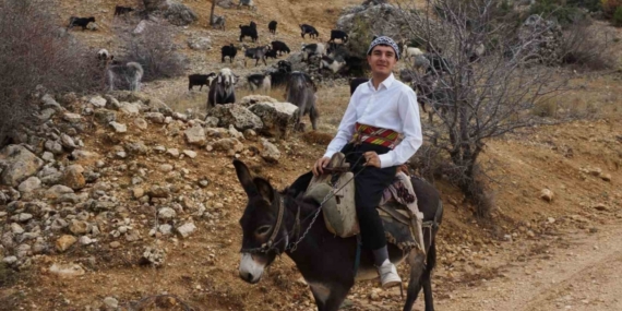 18 yaşındaki Yusuf söylediği manilerle ilgi odağı oldu