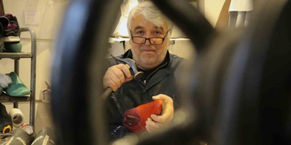 38 yıldır ilmek ilmek işleyerek mesleğini yaşatmaya çalışıyor