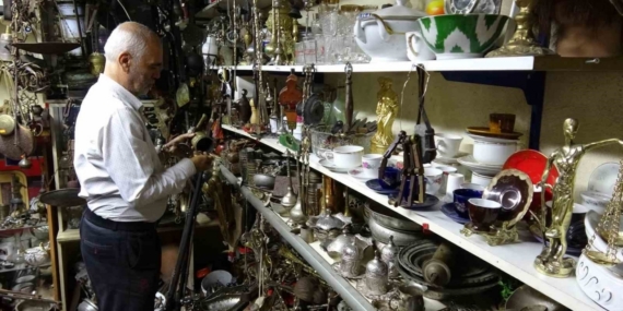 45 yıldır topladığı antika eşyaların sayısını kendisi de bilmiyor