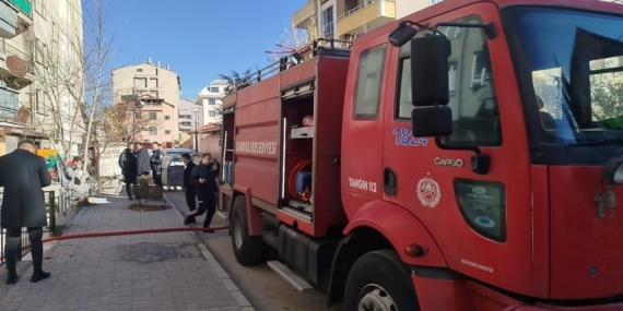 5 katlı binanın çatı katındaki yangın korkuttu