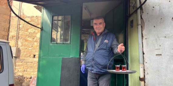 50 yıllık çay ocağında baba mesleğini sürdürüyor