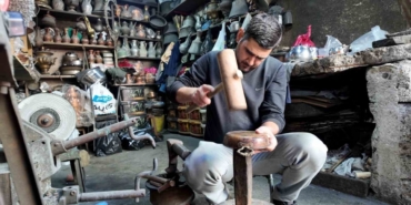 6 yaşında başladığı bakırcılığı neredeyse yarım asırdır sürdürüyor