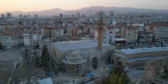 690 yıllık Sungurbey Camii aslına uygun olarak restore ediliyor