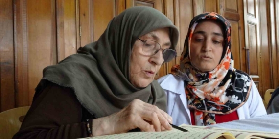 75 yaşındaki Fatma teyzenin Kur’an-ı Kerim öğrenme azmi