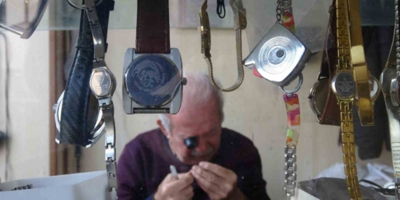 76 yaşındaki saat ustası, 61 yıldır zamana ayar veriyor