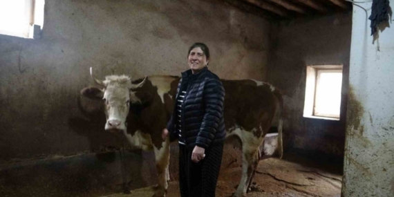 8 erkek adayı geride bırakan kadın muhtar: Hem hayvancılık yapıyor hem mahallesini yönetiyor