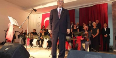 82 yaşındaki emekli müsteşar koro şefliği yapıyor