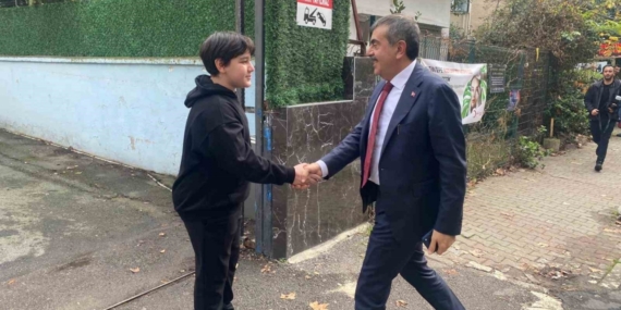 8’inci sınıf öğrencisinin davetine Bakan Tekin’den sürpriz ziyaret