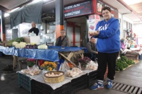 Acısını çalışarak hafifletiyor