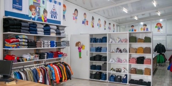 Ada Kıyafet Evi Kuşadası’nda dayanışmanın örneği oluyor