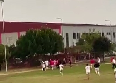 Adana’da amatör maçta saha karıştı