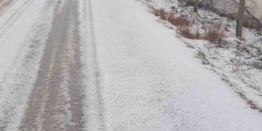 Adana’da dolu yağdı, yollar ve tarlalar beyaza büründü
