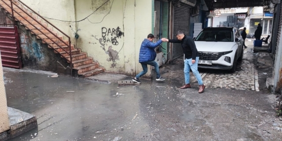 Adana’da esnaf kanalizasyon sorununun bir türlü çözülmemesine tepkili