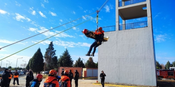 Adana’da nefes kesen deprem tatbikatı: Askıda kalan araçtakileri kurtardılar