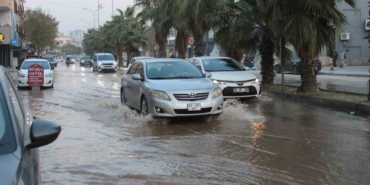 Adana’da patlayan içme suyu borusu sokakları göle çevirdi