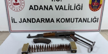 Adana’da uzun namlulu silahla yakalanan 2 şüpheli tutuklandı