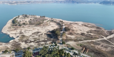 Adana’da yıkım yapılan Amerikan Adası girişi kayalarla kapatıldı