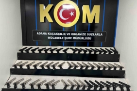 Adana’daki suç örgütlerine silah getiren 2 şüpheli tutuklandı: 53 tabanca ele geçirildi