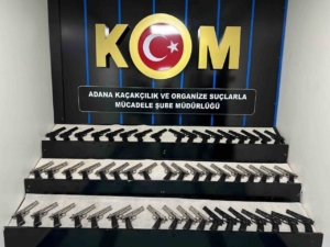 Adana’daki suç örgütlerine silah getiren 2 şüpheli tutuklandı: 53 tabanca ele geçirildi