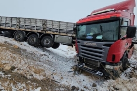 Adilcevaz’da briket yüklü tır devrildi: 1 yaralı