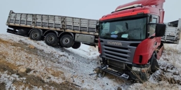 Adilcevaz’da briket yüklü tır devrildi: 1 yaralı
