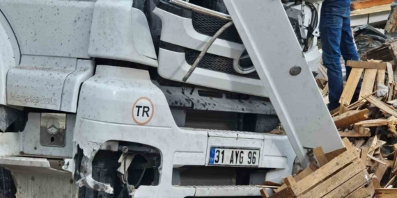 Adilcevaz’da tavuk eti yüklü tır kaza yaptı: Sürücü yaralandı, tavuklar çevreye dağıldı