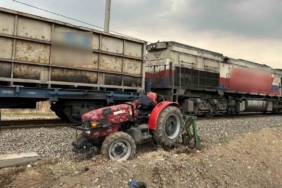 Adıyaman’da raylardan geçmeye çalışan traktöre tren çarptı: 1 yaralı