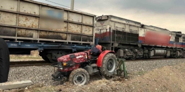 Adıyaman’da raylardan geçmeye çalışan traktöre tren çarptı: 1 yaralı