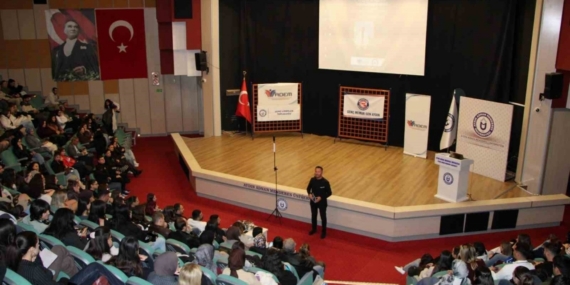 ADÜ’de "Diksiyon ve Topluluk Önünde Konuşma Sanatı" etkinliği gerçekleşti