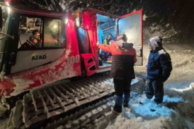AFAD ve UMKE ekipleri kar sebebiyle yolu kapanan köydeki hasta için seferber oldu