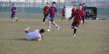 Afyon’da Gelişim Ligi maçına verilen saha tepkilere neden oldu
