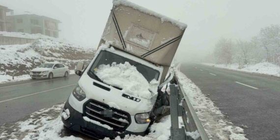 Ağaçlar devrildi yol kapandı, araçlar kayıp kaza yaptı