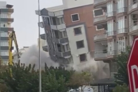 Ağır hasarlı bina yıkım sırasında korna sesiyle yerle bir oldu, facianın eşiğinden dönüldü