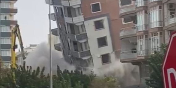 Ağır hasarlı bina yıkım sırasında korna sesiyle yerle bir oldu, facianın eşiğinden dönüldü
