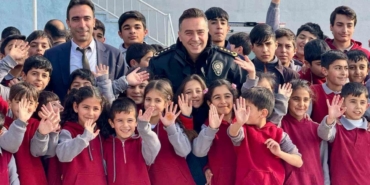 Ağrı’da emniyet personelinden minik yüreklere kışlık bot