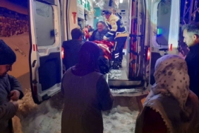 Ağrı’da kar nedeniyle yolu kapanan köyde mahsur kalan 71 yaşındaki hasta için ekipler seferber oldu