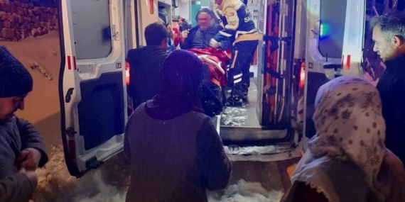 Ağrı’da kar nedeniyle yolu kapanan köyde mahsur kalan 71 yaşındaki hasta için ekipler seferber oldu