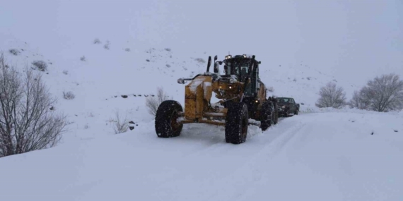 Ağrı’da kar yağışı 423 köy yolunu ulaşıma kapattı