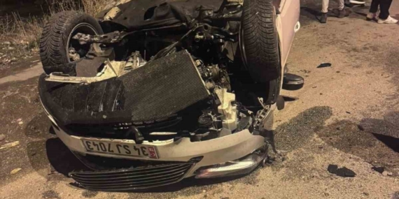 Ağrı’da kazada kaldırıma çarpan araç takla attı: 2 yaralı