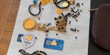 Ağrı’da yolda bulunan altınlar sahibine ulaştırıldı