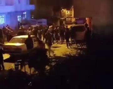 Aileler arasında savaşı andıran kavgada evler ateşe verildi