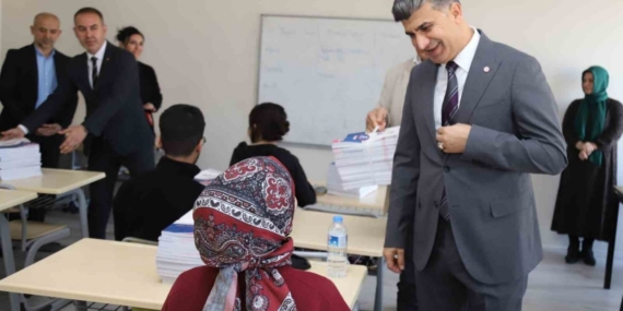 Akdeniz Belediyesinden gençlere kaynak kitap desteği