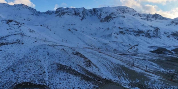 Akdeniz’in incisi Davraz Kayak Merkezi kar hasretiyle sezona başladı