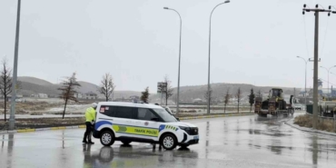 Aksaray’da Ortaköy yolu yoğun kar yağışı nedeniyle ulaşıma kapatıldı