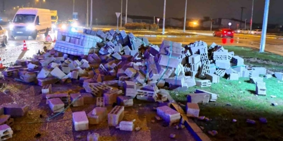 Aksaray’da tır ile servis aracı çarpıştı: 2 yaralı