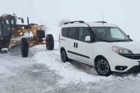 Aksaray’da yoğun kar yağışı nedeniyle yolda mahsur kalan araçlar kurtarılıyor