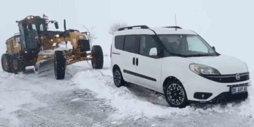 Aksaray’da yoğun kar yağışı nedeniyle yolda mahsur kalan araçlar kurtarılıyor