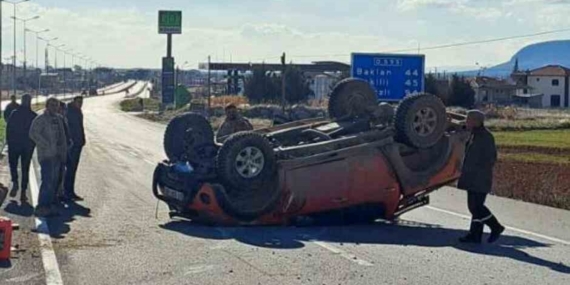 Aksı kırılan pikap takla attı