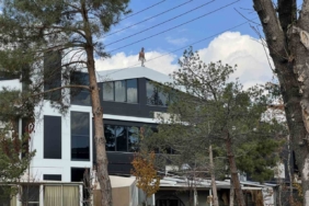 Alacağı için çatıya çıktı, yarı çıplak 3 saat ikna edilmeye çalışıldı